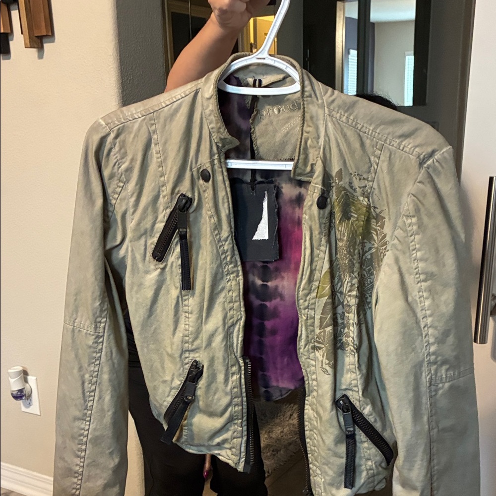 Stylish Beige Jacket with Black Zipper Accents